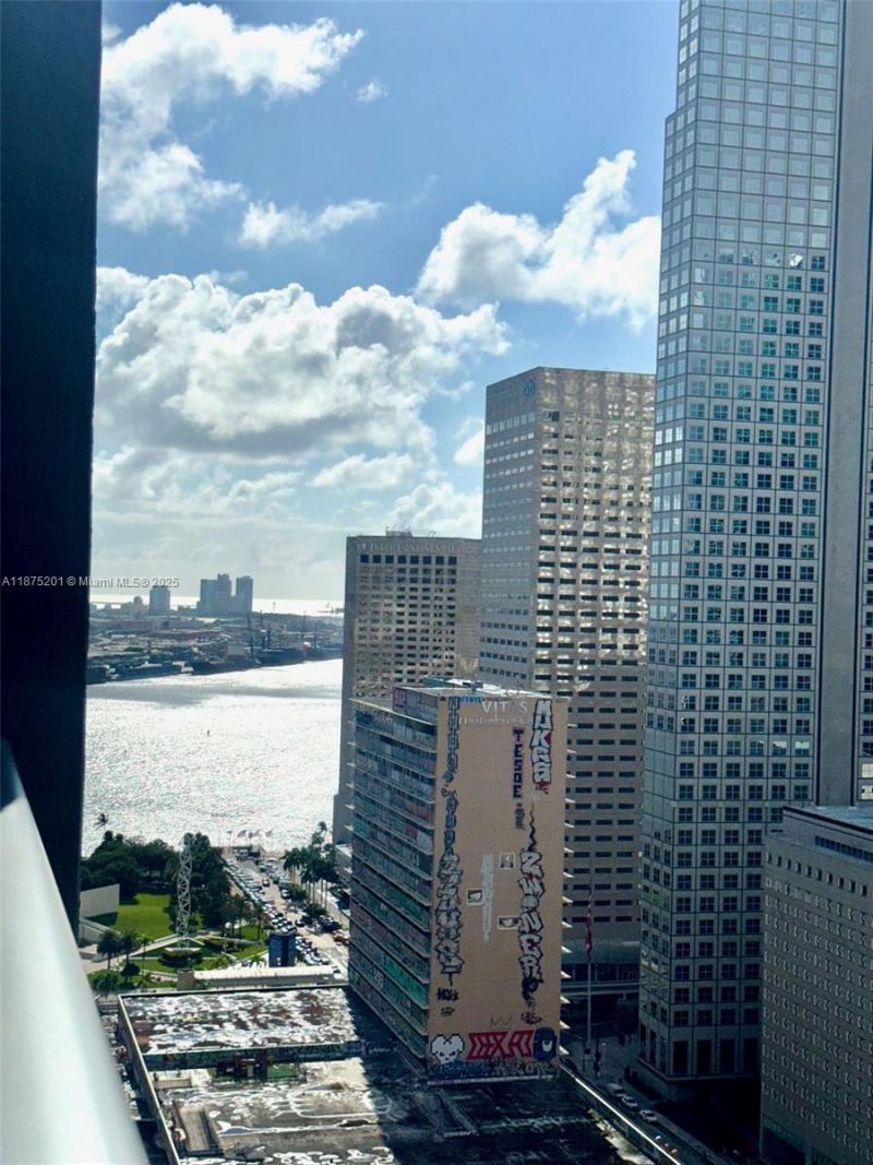 151 SE 1st St, Unit 2807, Miami, FL 33131 Photo