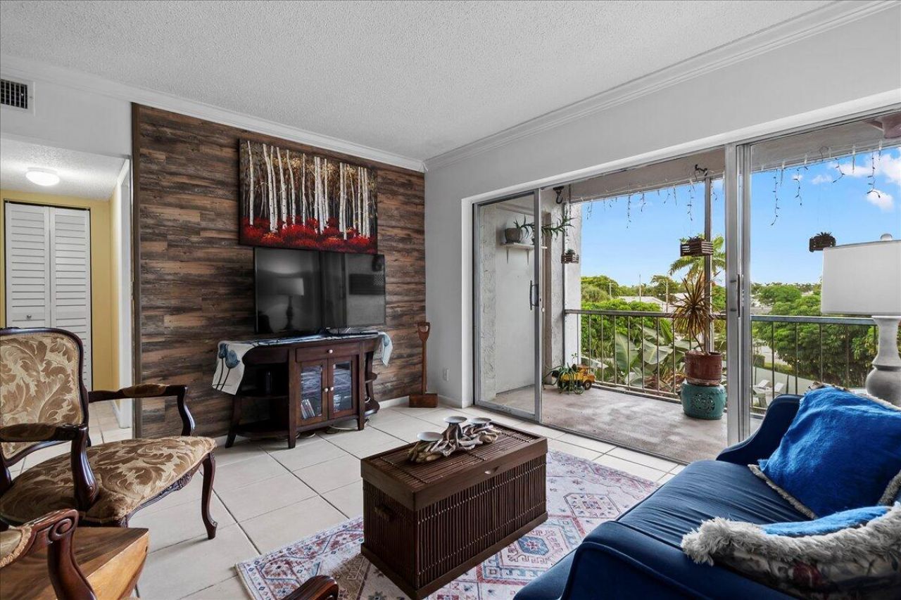 505 Spencer Drive, Unit 208, West Palm Beach, FL 33409 Photo