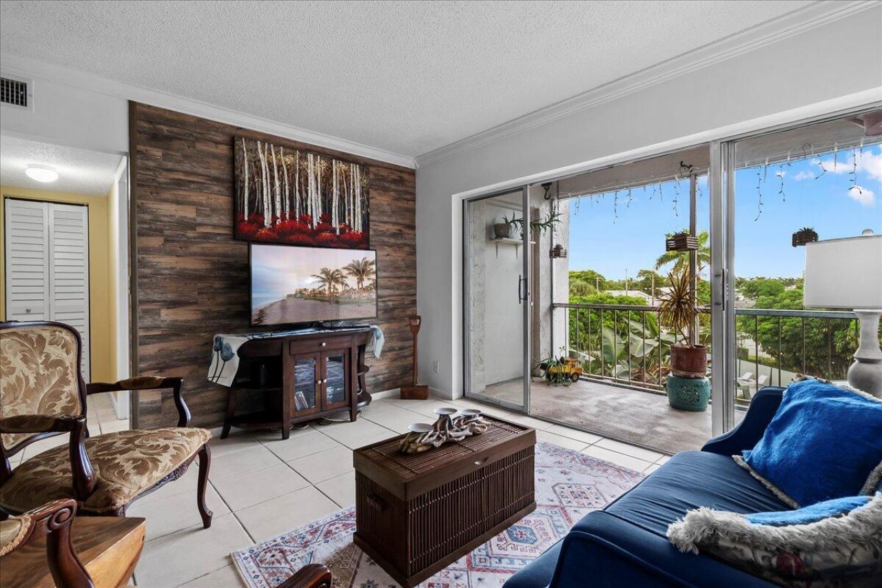 505 Spencer Drive, Unit 208, West Palm Beach, FL 33409 Photo