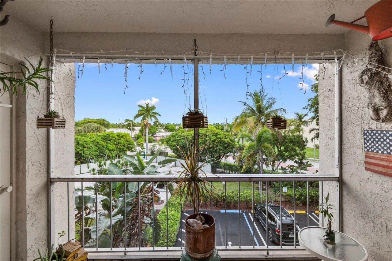 505 Spencer Drive, Unit 208, West Palm Beach, FL 33409 Photo