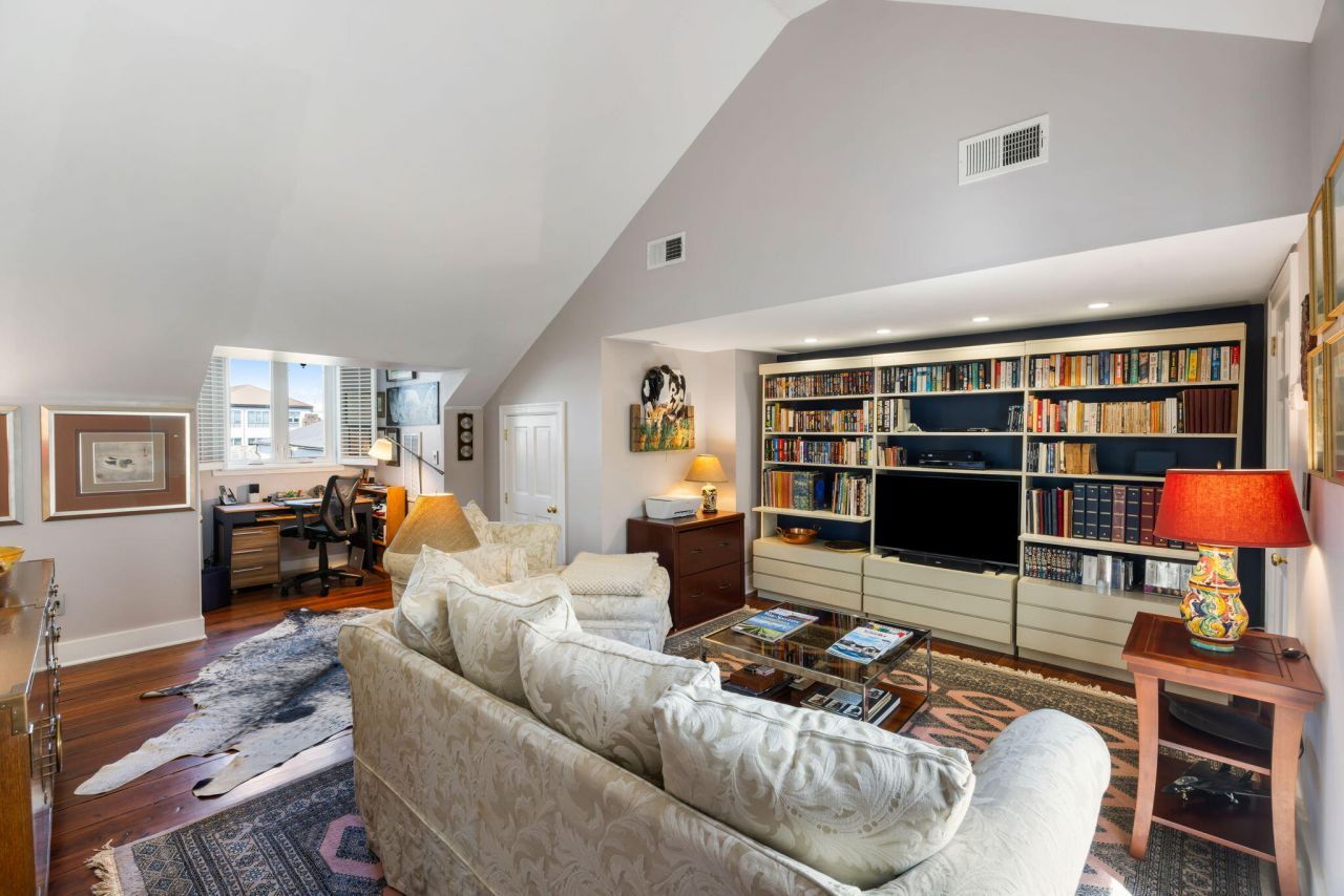 15 N Adgers Wharf Photo 19