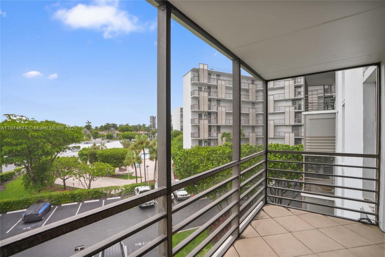 20400 W Country Club Dr, Unit 416, Aventura, FL 33180 Photo