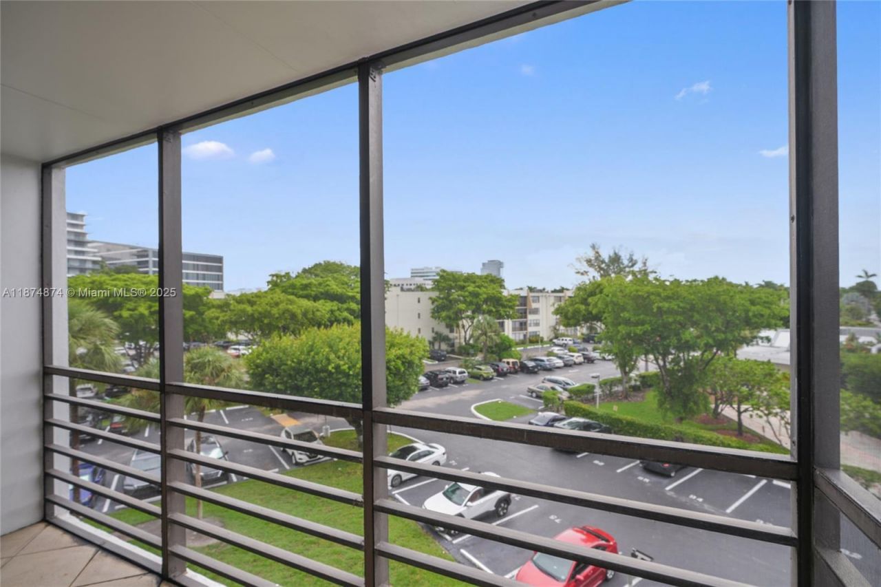 20400 W Country Club Dr, Unit 416, Aventura, FL 33180 Photo