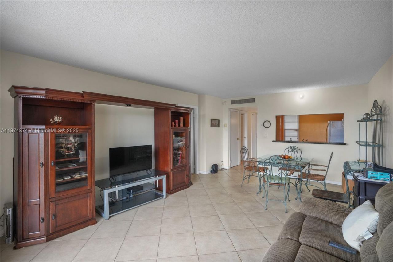 20400 W Country Club Dr, Unit 416, Aventura, FL 33180 Photo