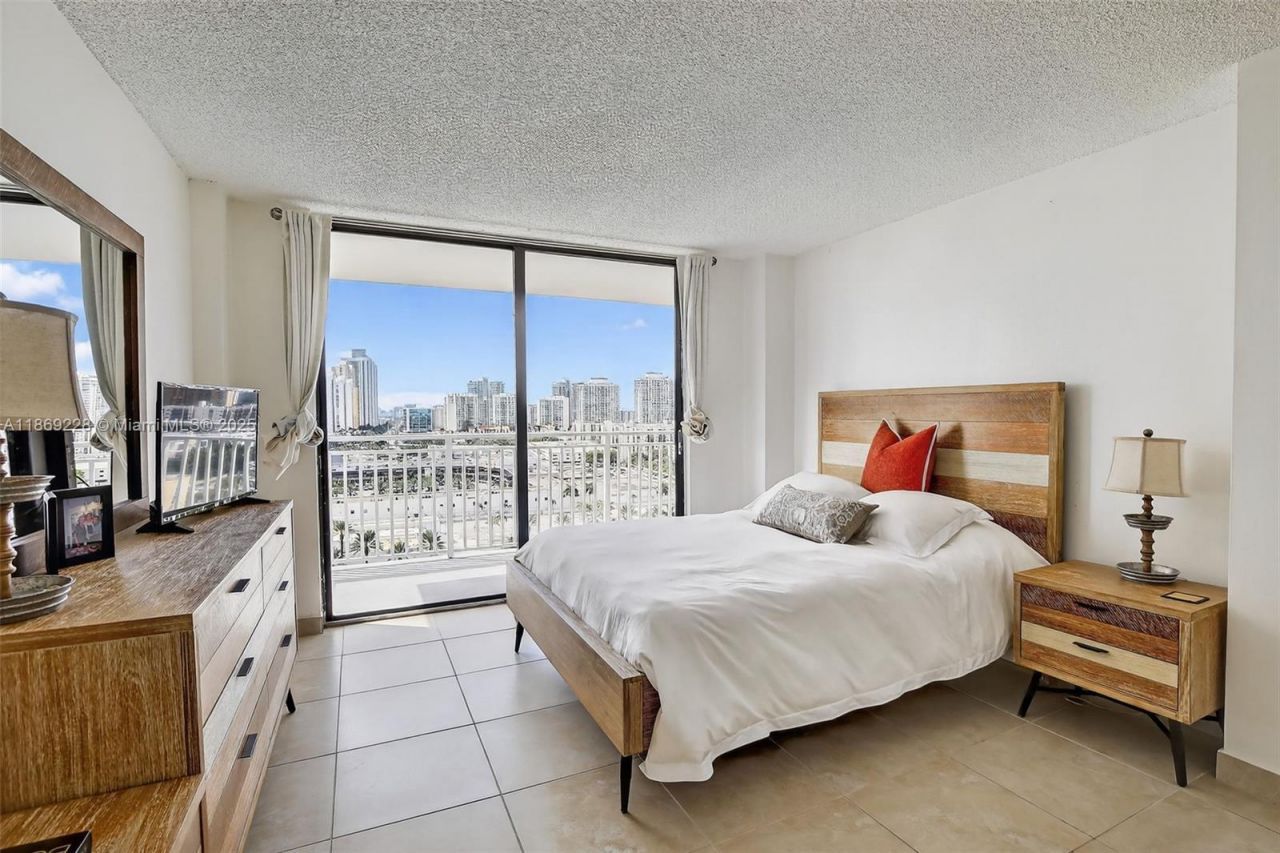 210 174th St, Unit 1703, Sunny Isles Beach, FL 33160 Photo