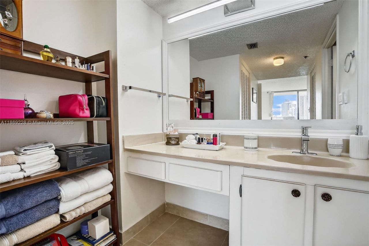 210 174th St, Unit 1703, Sunny Isles Beach, FL 33160 Photo