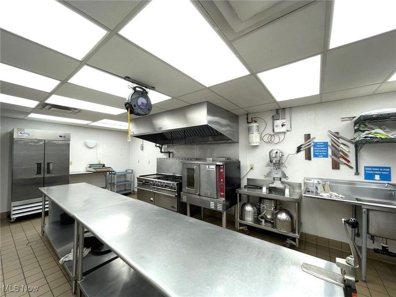 321 Cherry Avenue NE, Canton, OH 44702 Photo 3