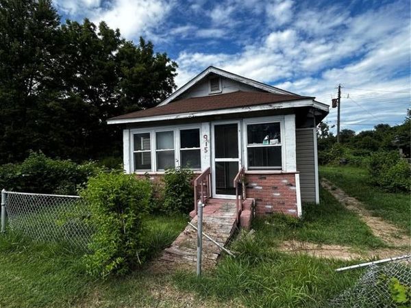 915 Sycamore Street, East St Louis, IL 62201