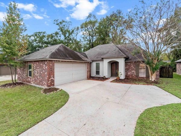 5738 Parkknoll Place Dr, Baton Rouge, LA 70816