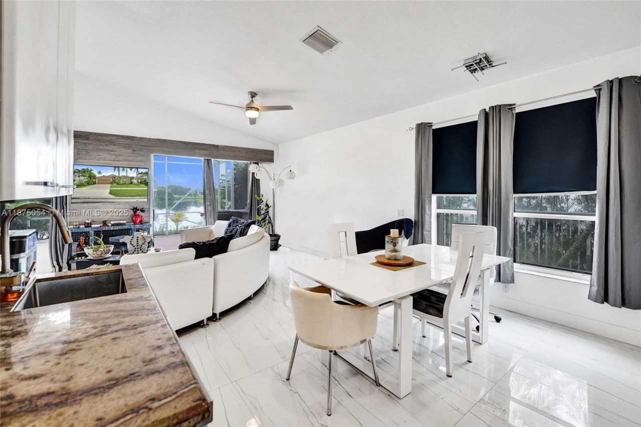 1947 NW 130th Ave, Pembroke Pines, FL 33028 Photo