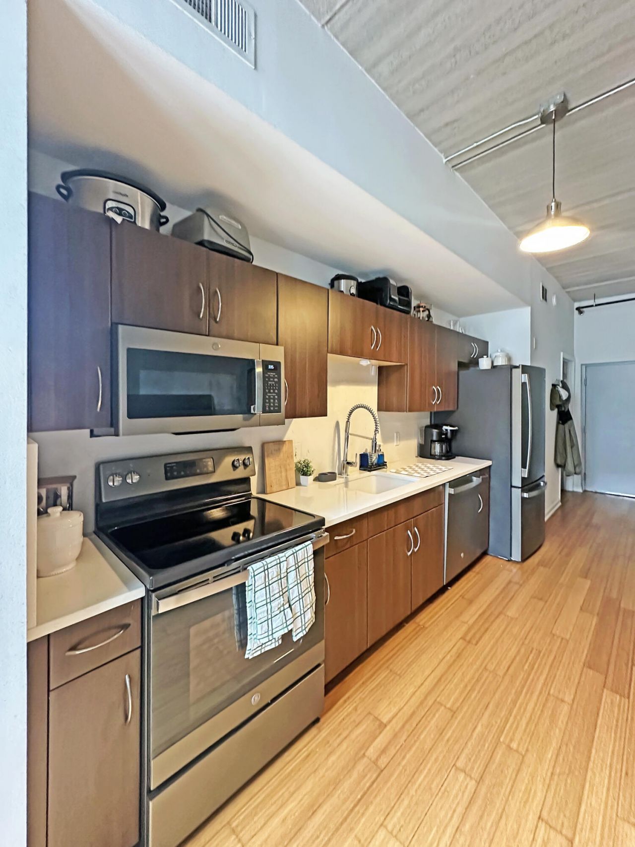 1 Cool Blow Street Photo 10