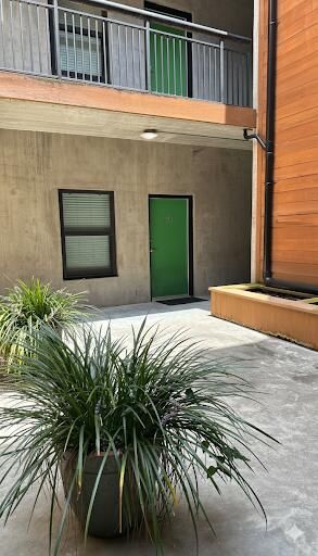 1 Cool Blow Street Photo 4