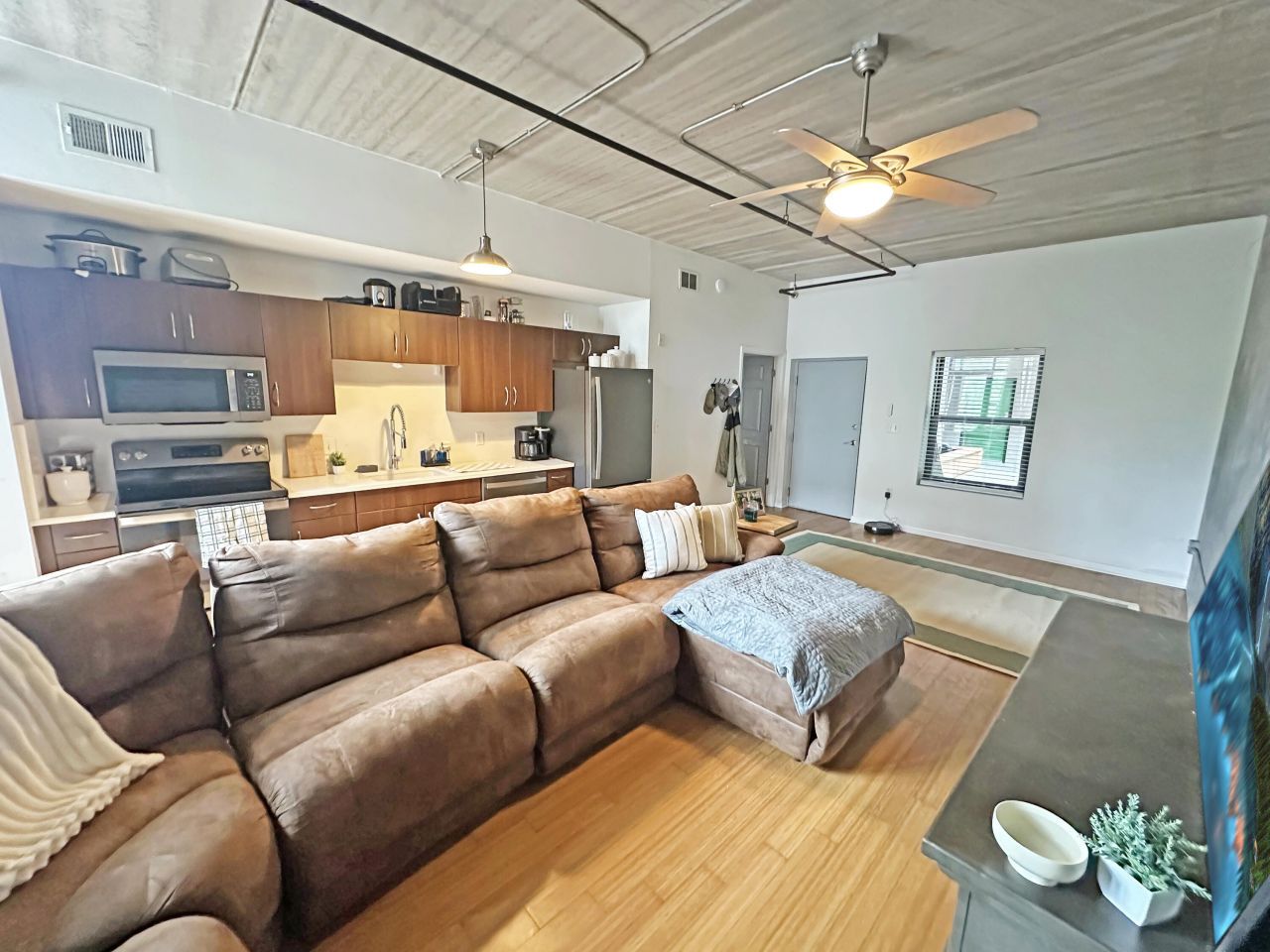 1 Cool Blow Street Photo 8