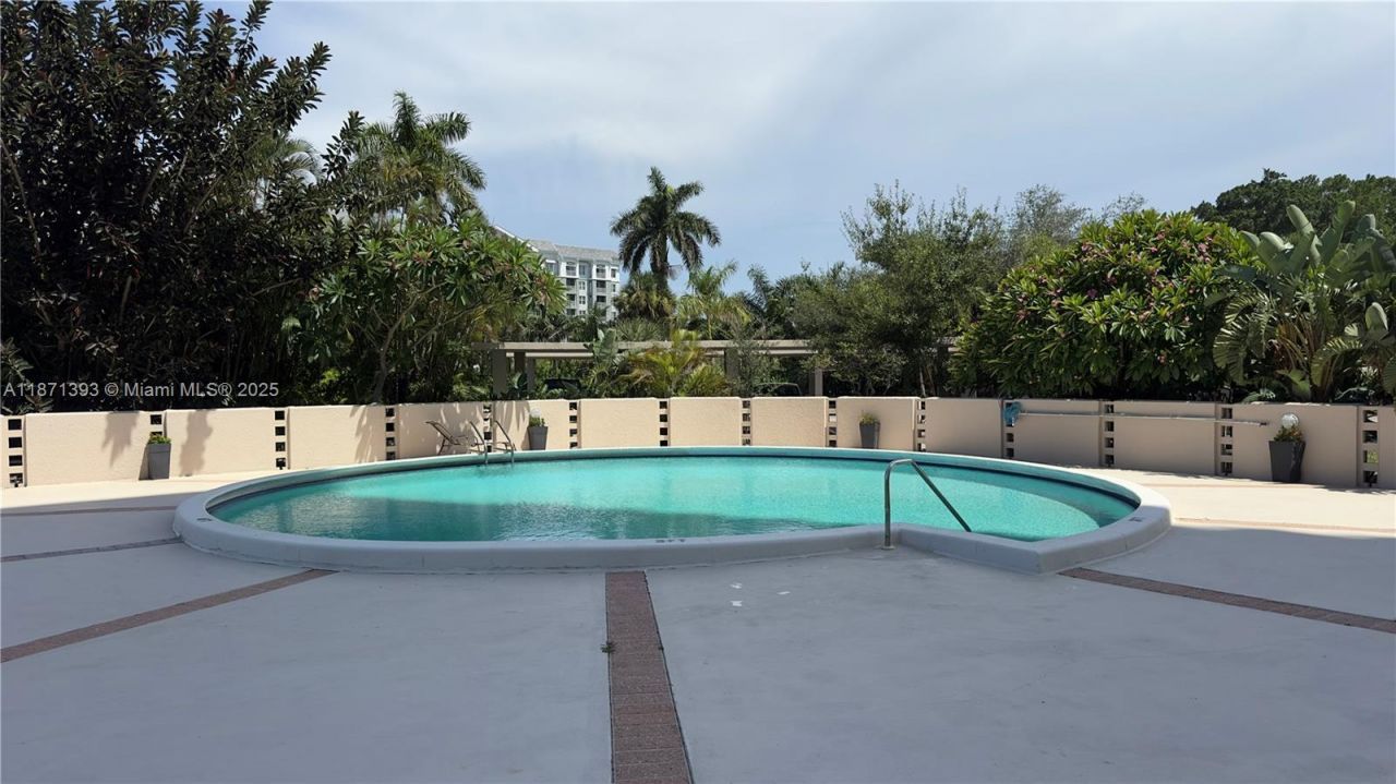2425 Presidential Way, Unit 203, West Palm Beach, FL 33401 Photo
