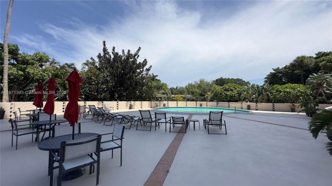 2425 Presidential Way, Unit 203, West Palm Beach, FL 33401 Photo