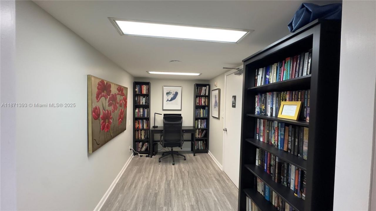 2425 Presidential Way, Unit 203, West Palm Beach, FL 33401 Photo