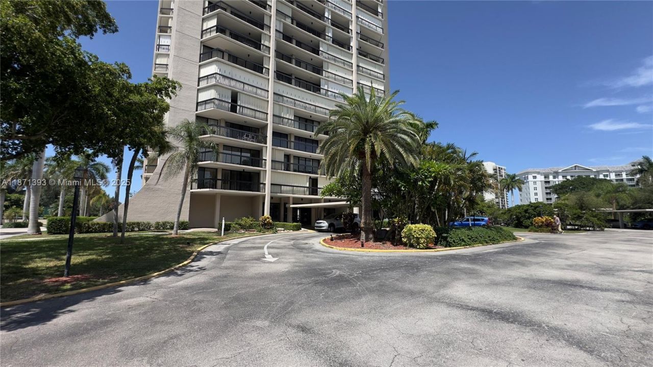 2425 Presidential Way, Unit 203, West Palm Beach, FL 33401 Photo