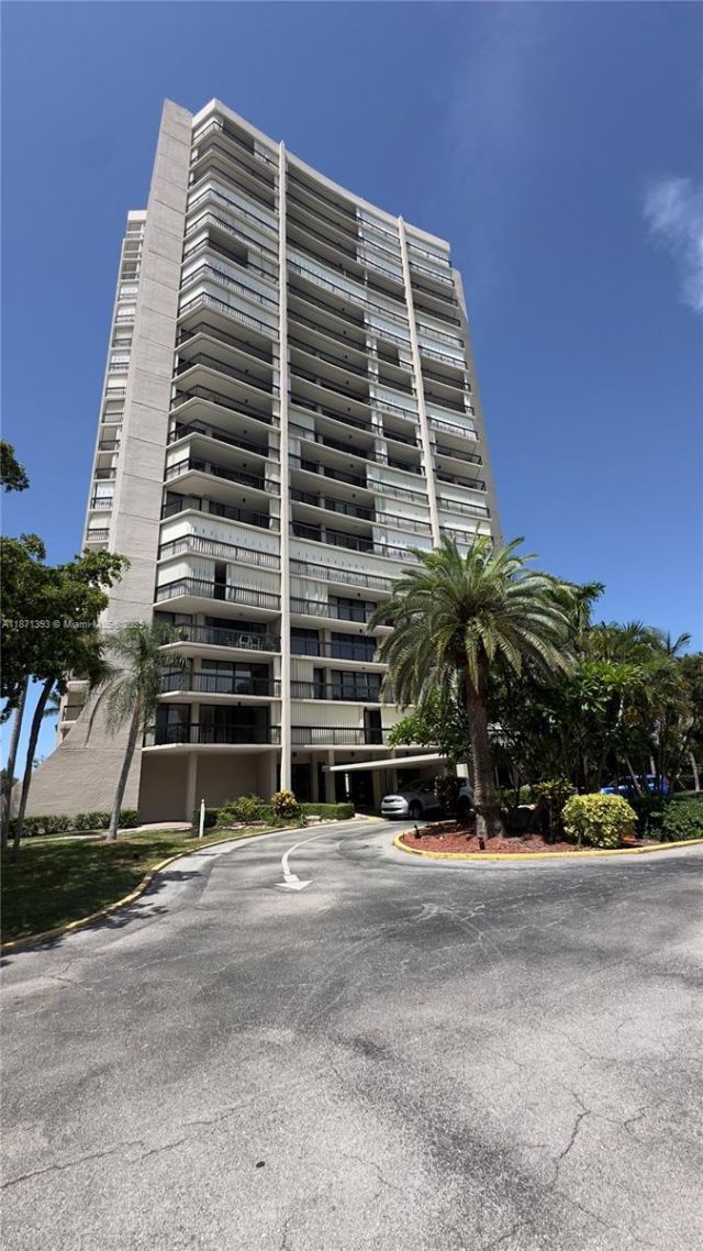 2425 Presidential Way, Unit 203, West Palm Beach, FL 33401 Photo