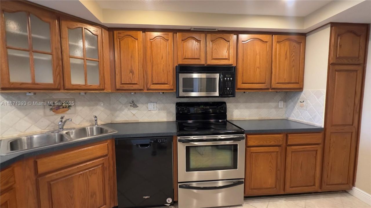 2425 Presidential Way, Unit 203, West Palm Beach, FL 33401 Photo