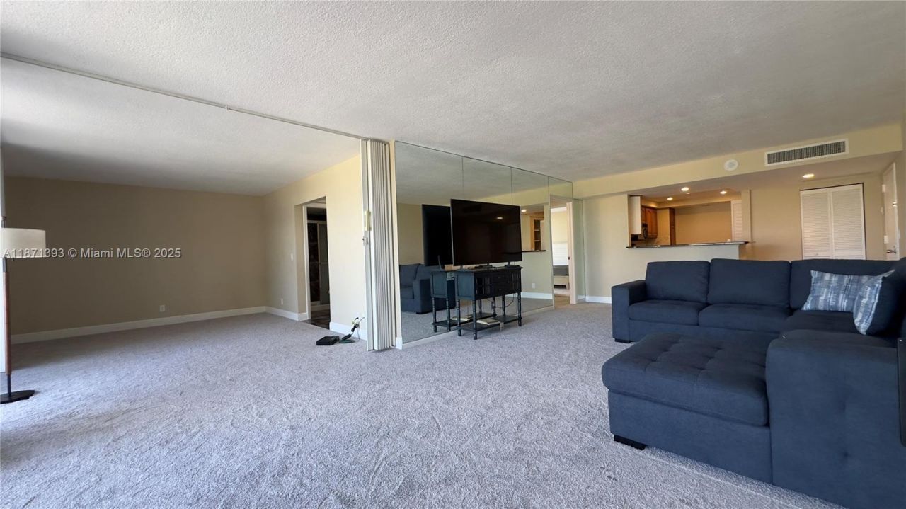 2425 Presidential Way, Unit 203, West Palm Beach, FL 33401 Photo