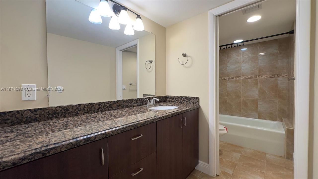 2425 Presidential Way, Unit 203, West Palm Beach, FL 33401 Photo
