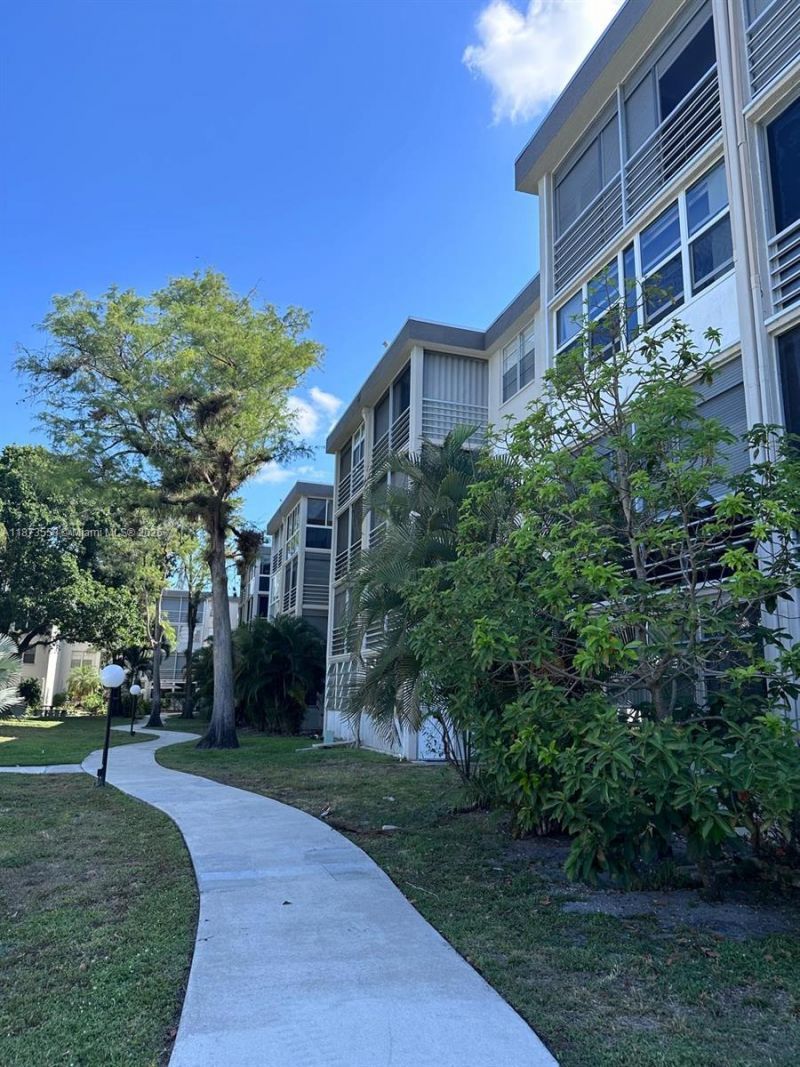 4850 NW 29th Ct, Unit 130, Lauderdale Lakes, FL 33313 Photo