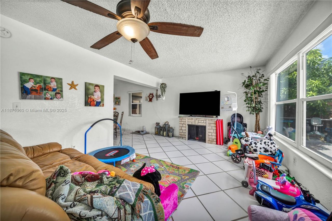 1317 W 61st Pl, Hialeah, FL 33012 Photo