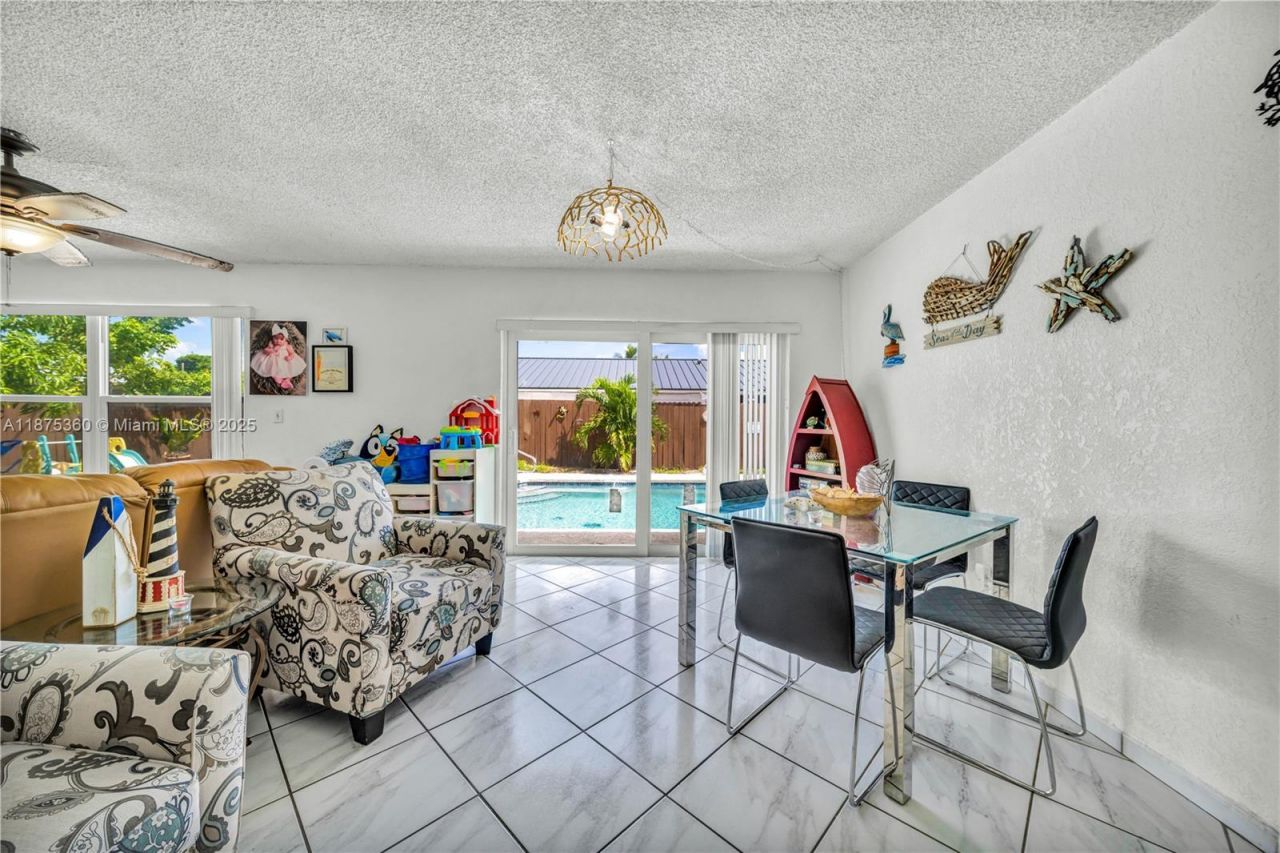 1317 W 61st Pl, Hialeah, FL 33012 Photo