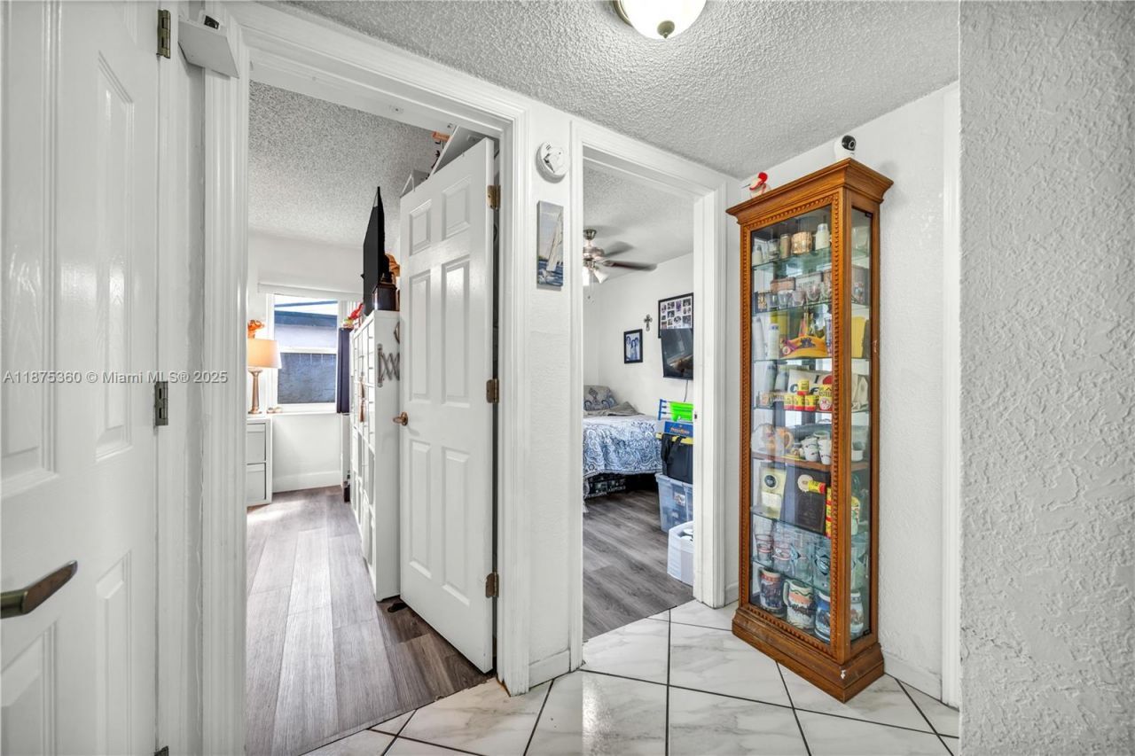 1317 W 61st Pl, Hialeah, FL 33012 Photo