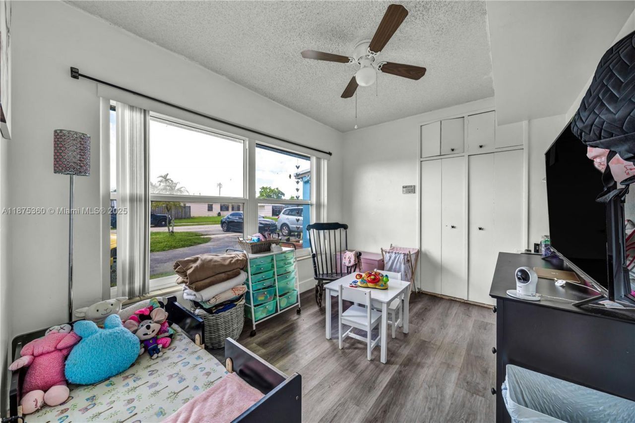 1317 W 61st Pl, Hialeah, FL 33012 Photo