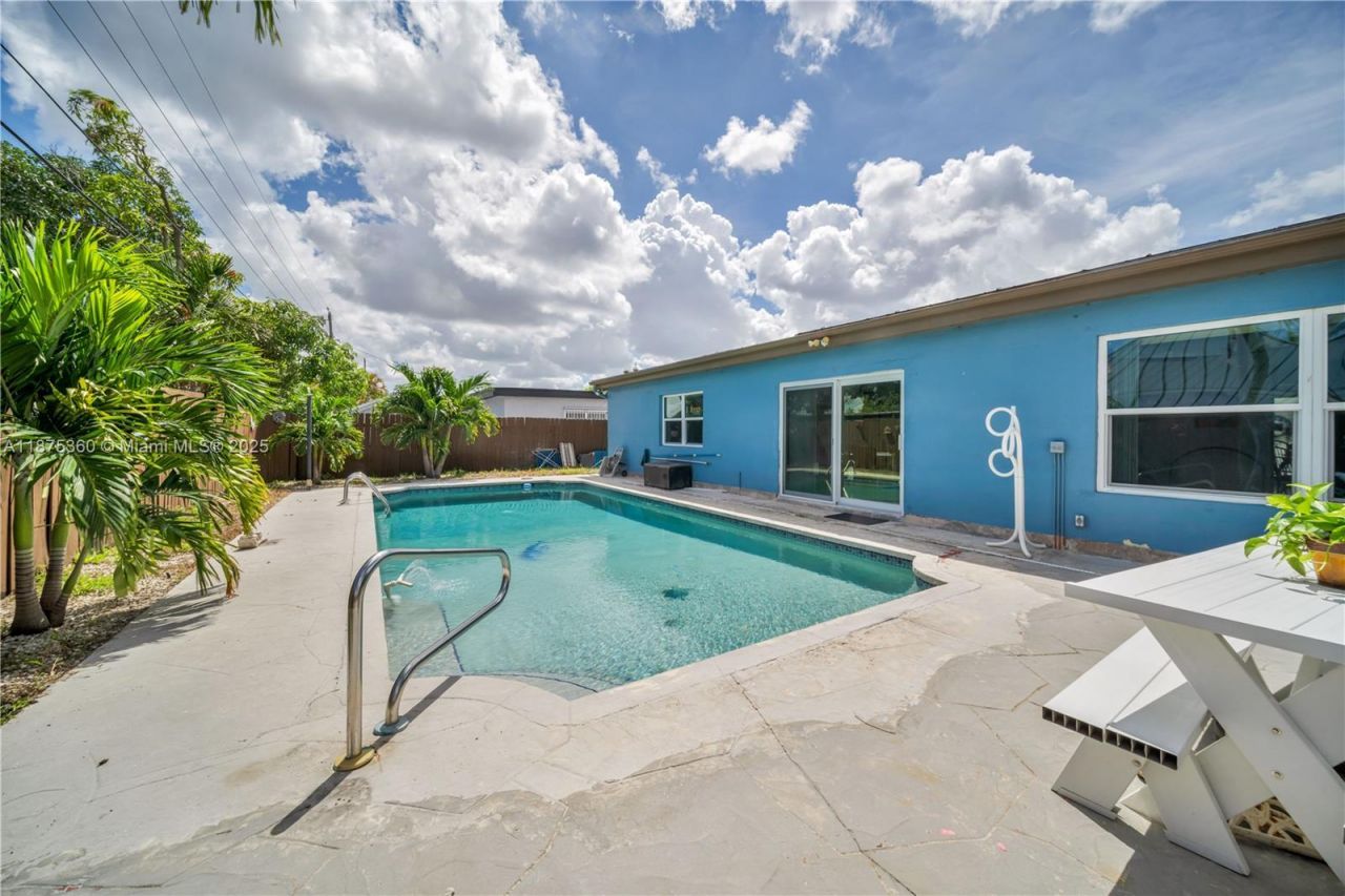 1317 W 61st Pl, Hialeah, FL 33012 Photo