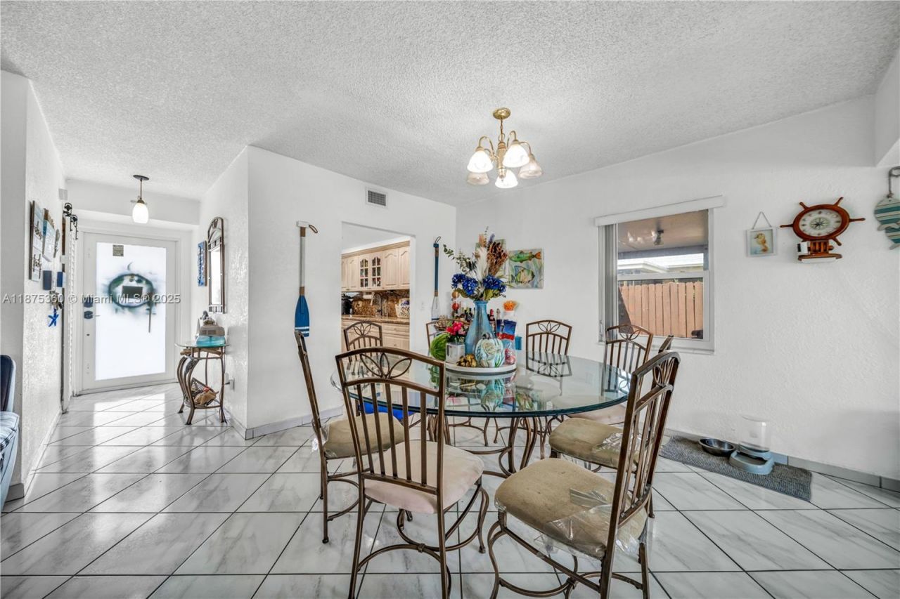 1317 W 61st Pl, Hialeah, FL 33012 Photo