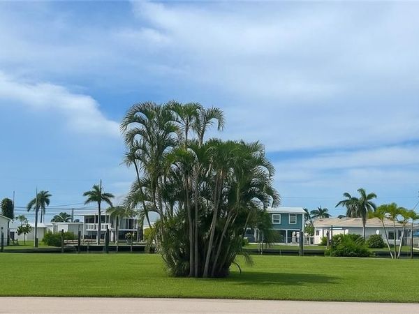 3875 Royal Palm DR, ST. JAMES CITY, FL 33956