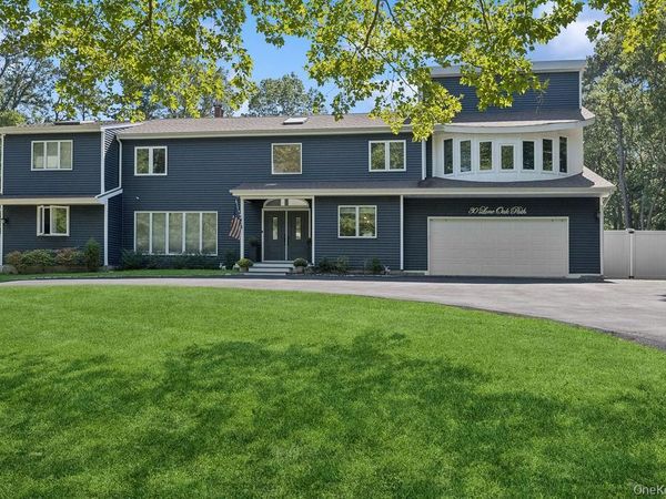 30 Lone Oak Path, Smithtown, NY 11787