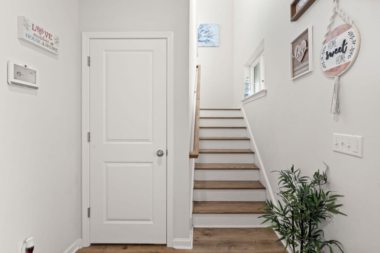 636 Chigwell Springs Lane Photo 8