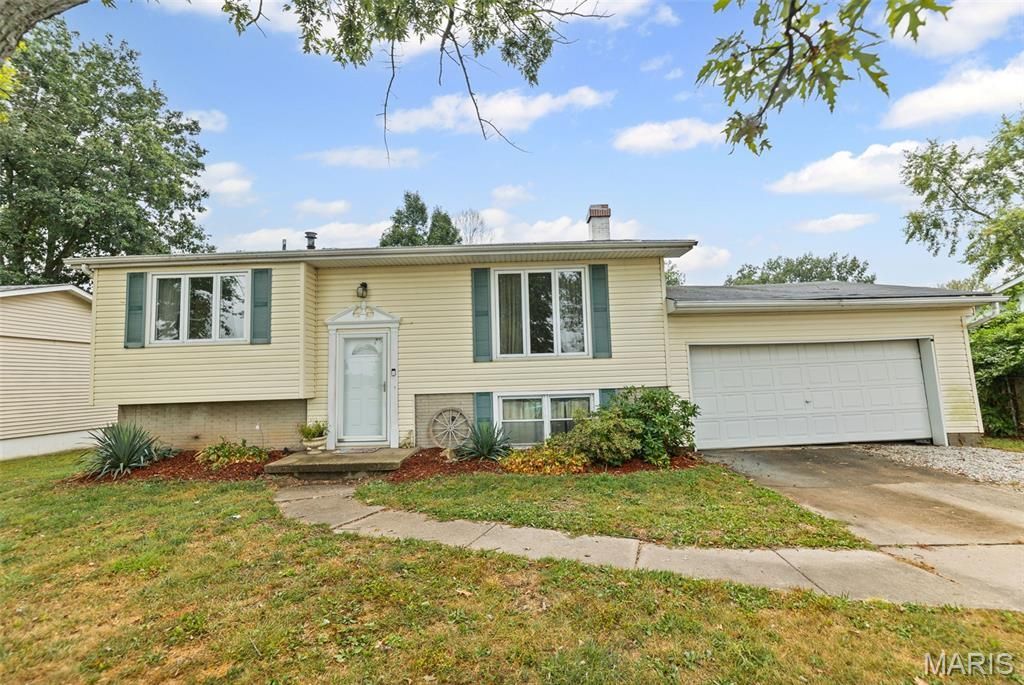 223 Bachman Lane, Godfrey, IL 62035 Main Photo