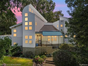 275 Angola Street, Wolverine Lake Vlg, MI 48390