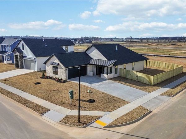 980 Thornwood Place, Centerton, AR 72713