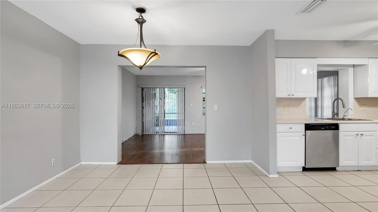 9404 NW 70th Pl, Tamarac, FL 33321 Photo