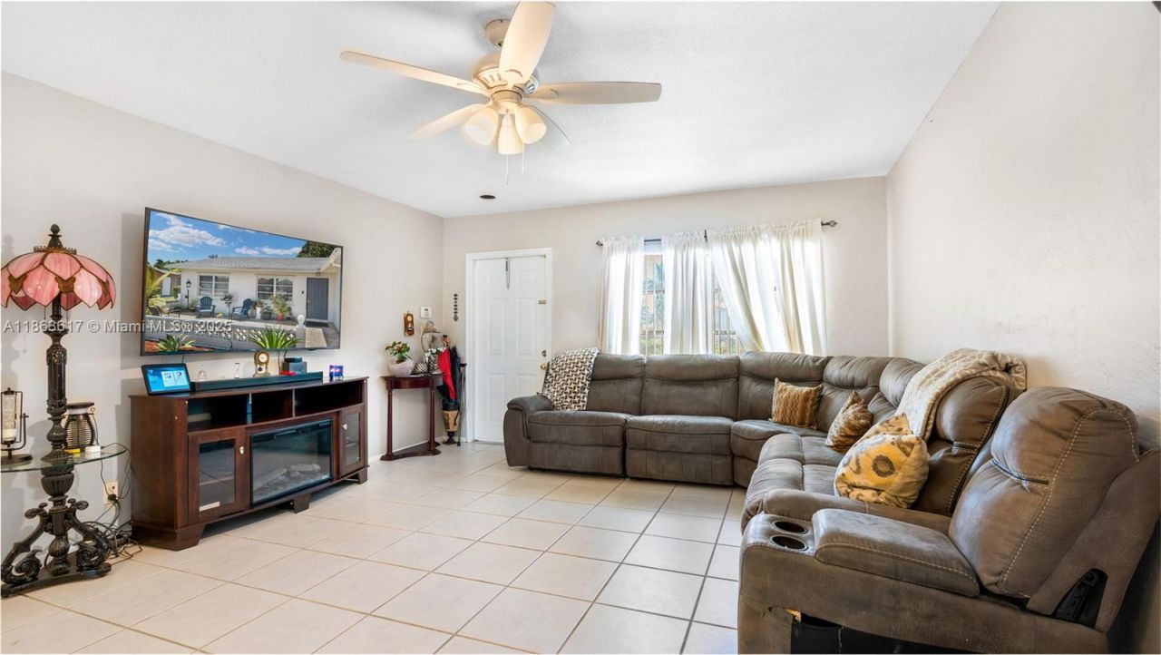 9404 NW 70th Pl, Tamarac, FL 33321 Photo