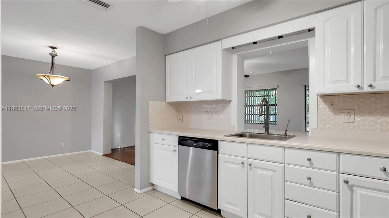 9404 NW 70th Pl, Tamarac, FL 33321 Photo