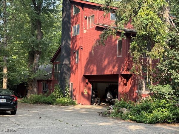 2826 Yellow Creek, Akron, OH 44333