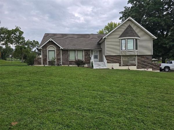 601 W Stonecrest Circle, St Joseph, MO 64506