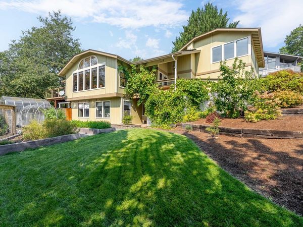 1748 NW Crescent Drive, Grants Pass, OR 97526