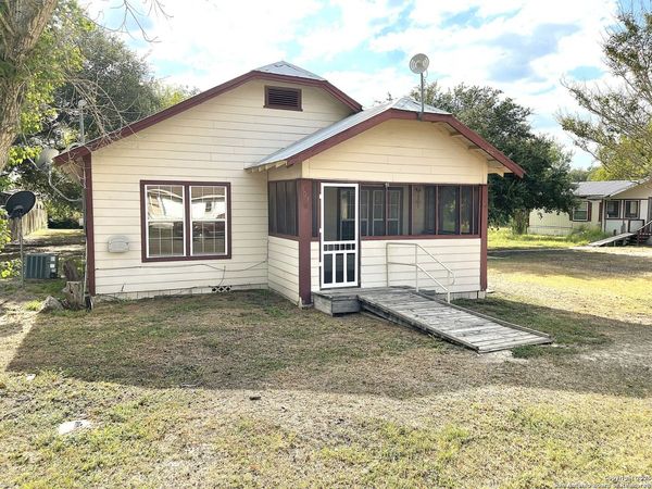 303 milam, Pettus, TX 78146
