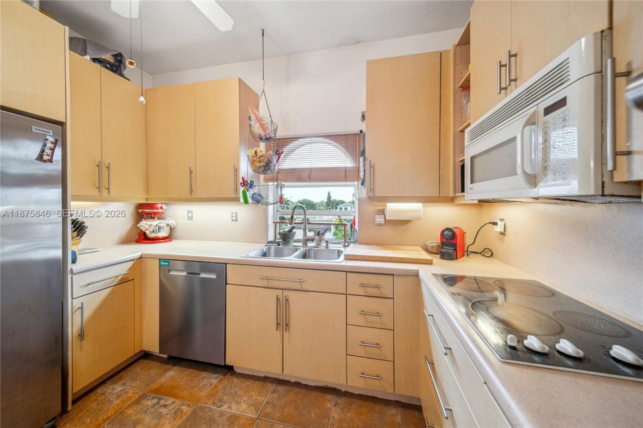 9008 Collins Ave, Unit 402, Surfside, FL 33154 Photo