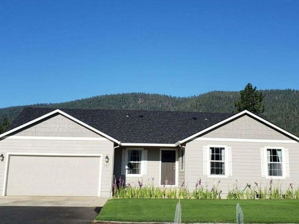 585 E Forks Circle, Cave Junction, OR 97523