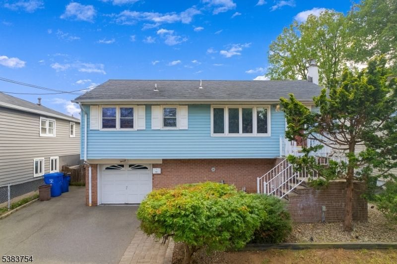 212 E Louis Pl, Woodbridge, NJ 08830 Main Photo