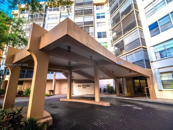 1300 Saint Charles Pl, Unit 613, Pembroke Pines, FL 33026