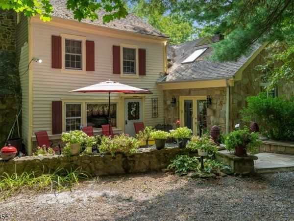 1 Dove Hollow Ln, Bethlehem, NJ 08827